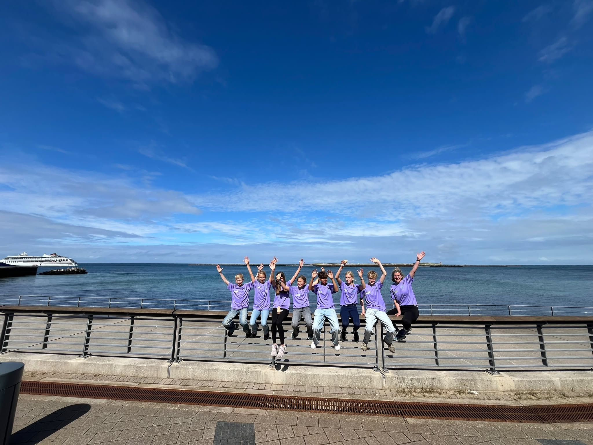 Die Schülerinnen und Schüler des AHS Laufteams zusammen mit Frau Braun an der Fähre nach Helgoland.