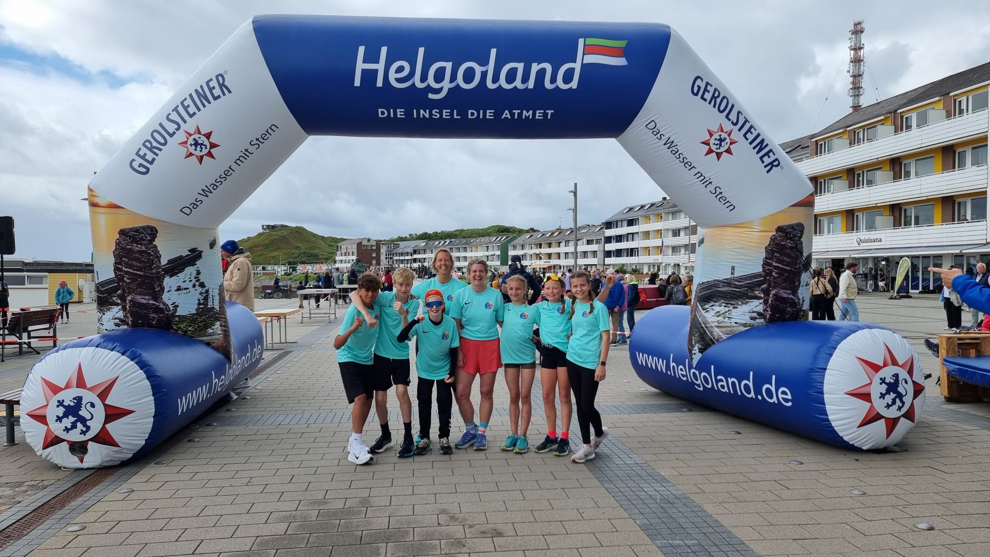 Das Laufteam der AHS steht vor dem Zieleinlauf.