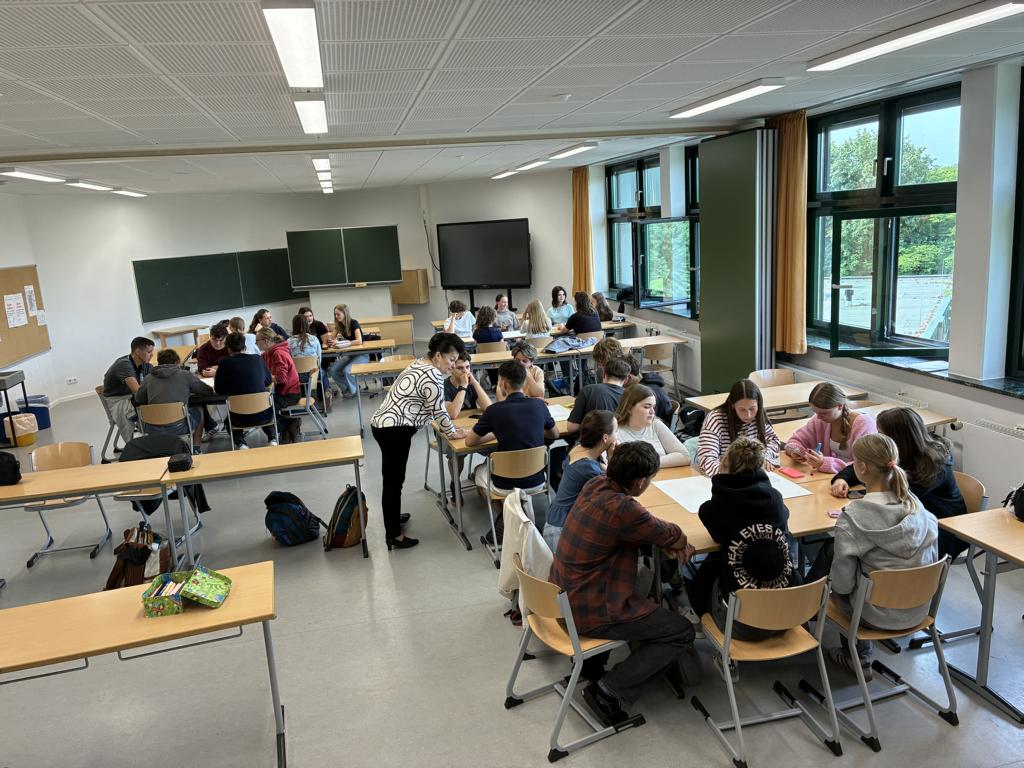 Schülergruppe in einem Klassenraum beim Ungarnaustausch
