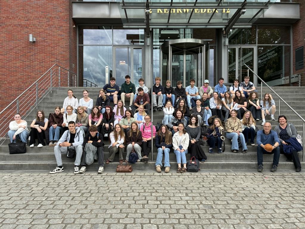 Schülergruppe von einem Gebäude