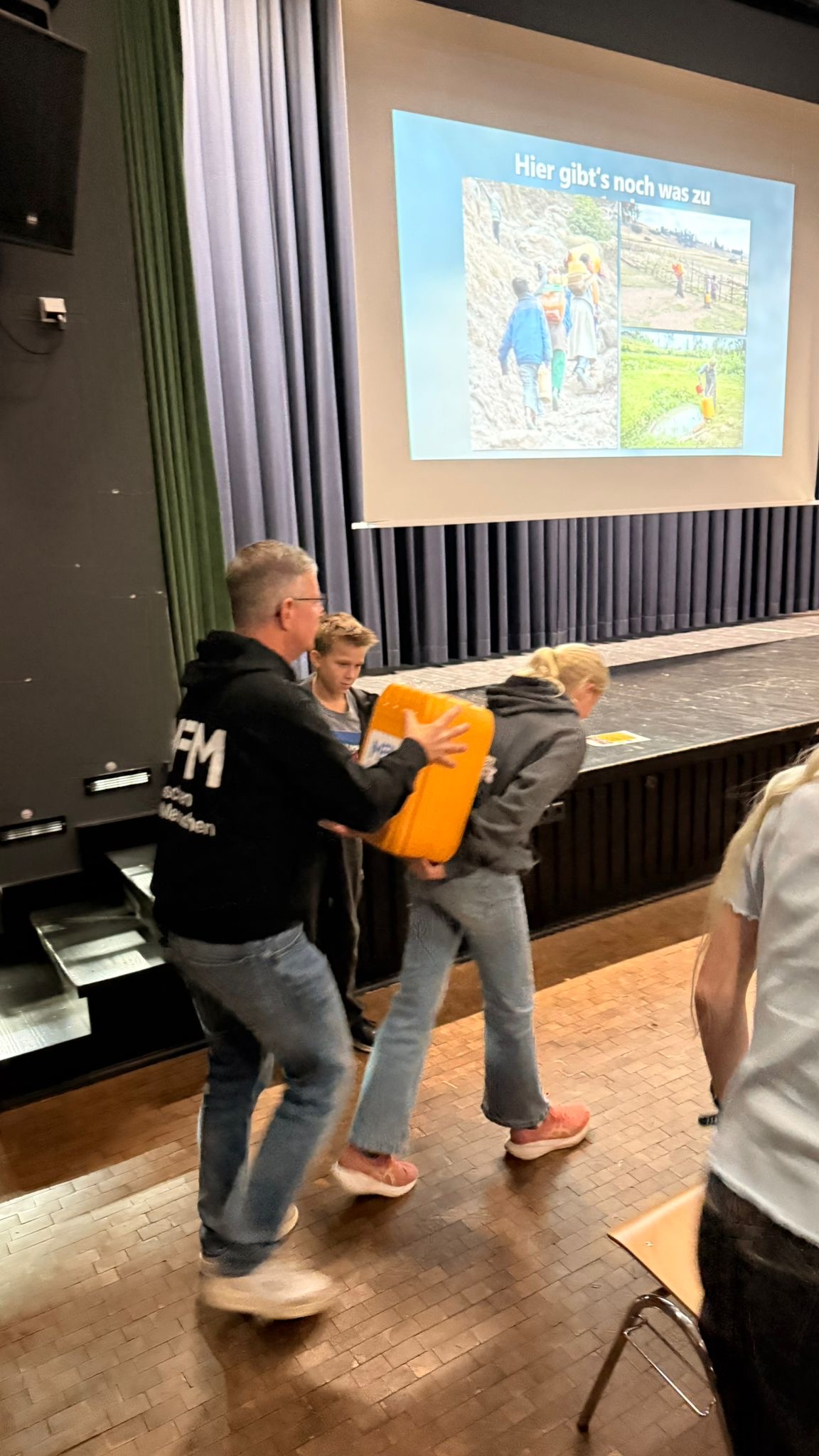 Menschen für Menschen: Herr Kasten mit Schülern im Forum der AHS
