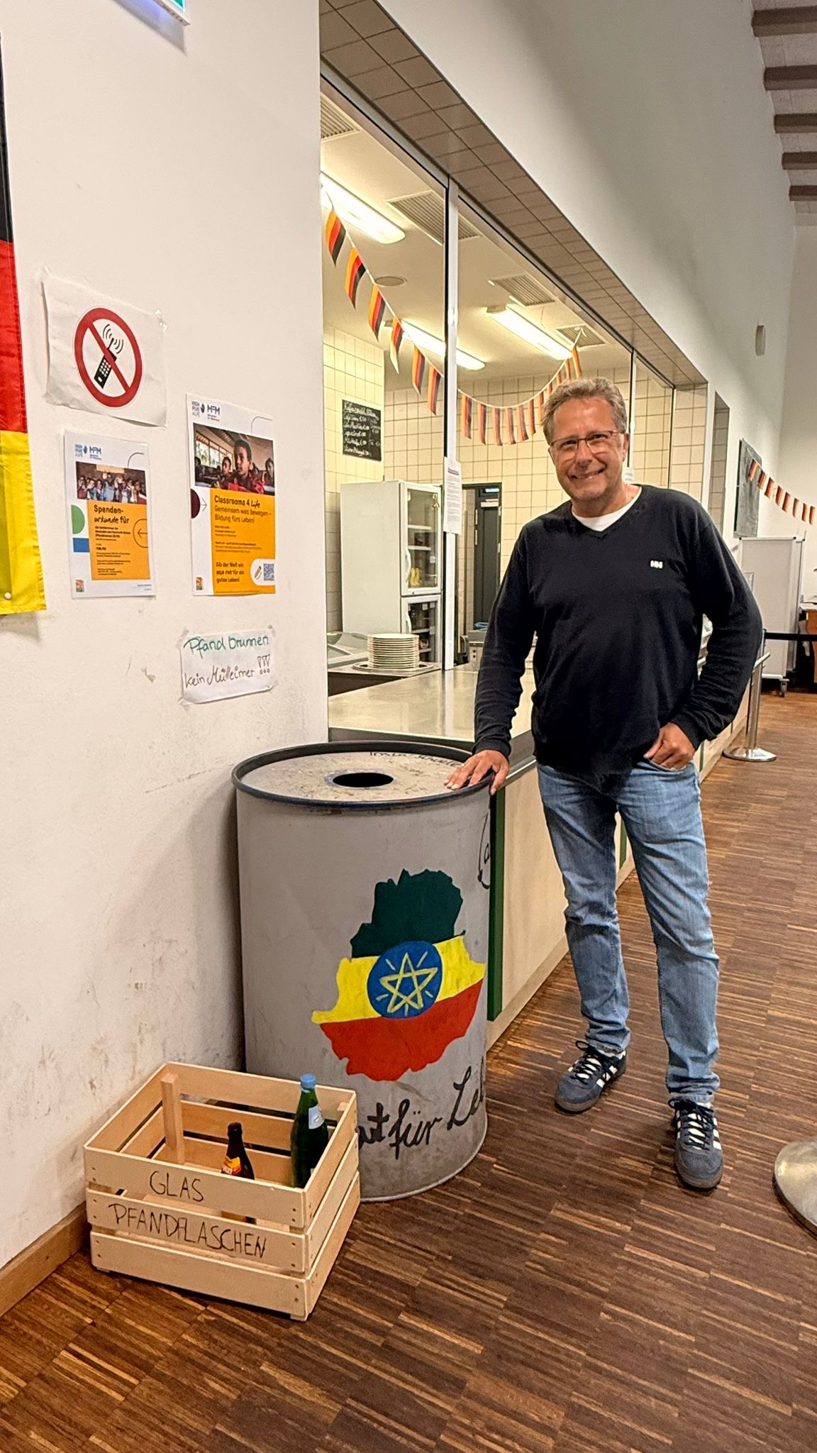 Menschen für Menschen: Herr Marquardt steht neben dem Pfandbrunnen