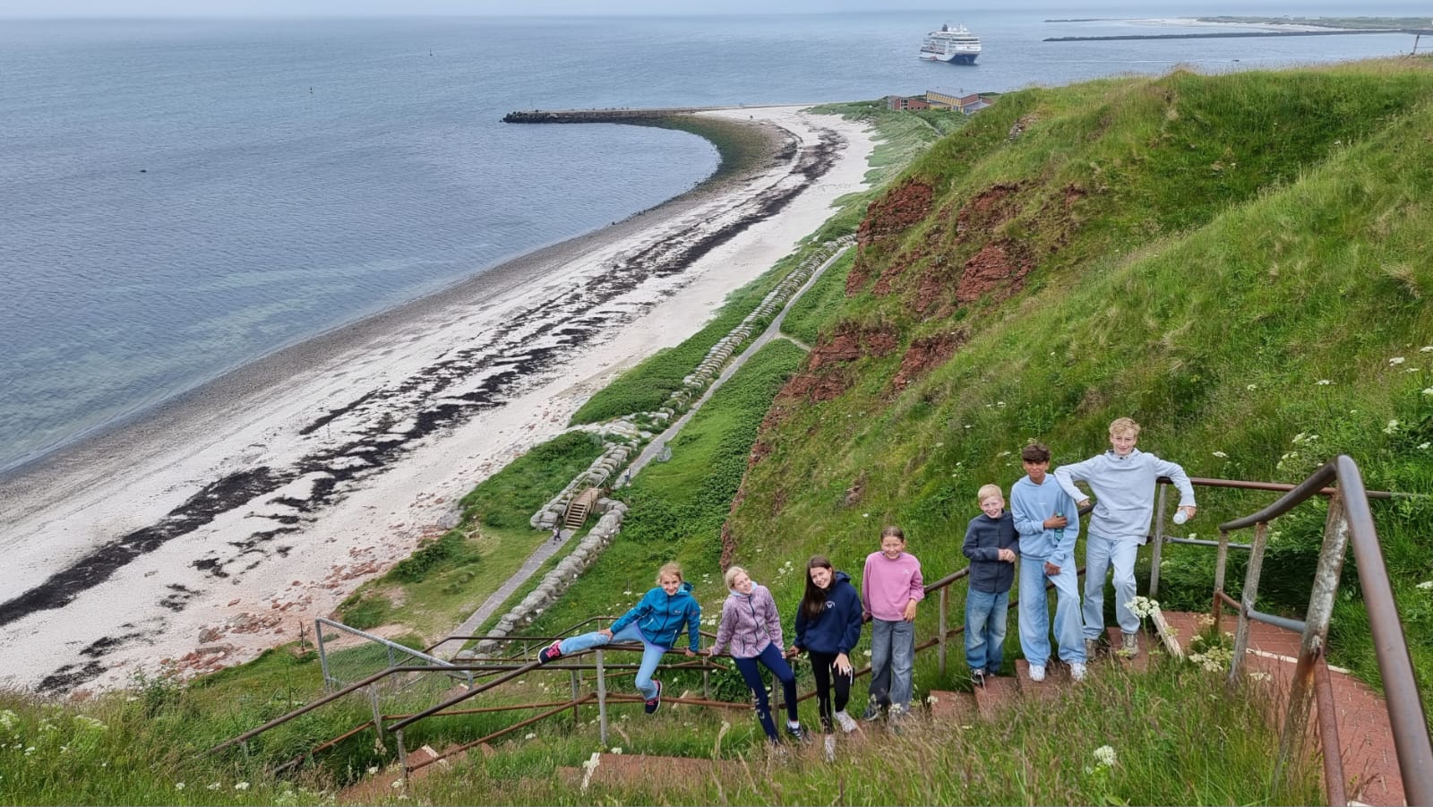 Das Laufteam auf Helgoland mit dem Strand im Hintergrund.
