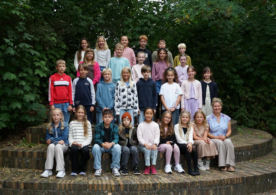 Gruppenbild der 5a am Einschulungstag mit ihrer Klassenlehrkraft