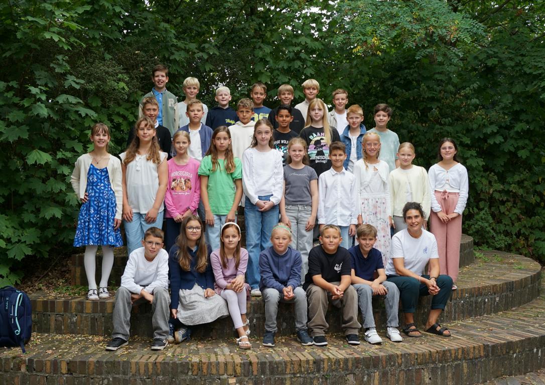 Gruppenbild der 5b am Einschulungstag mit ihrer Klassenlehrkraft