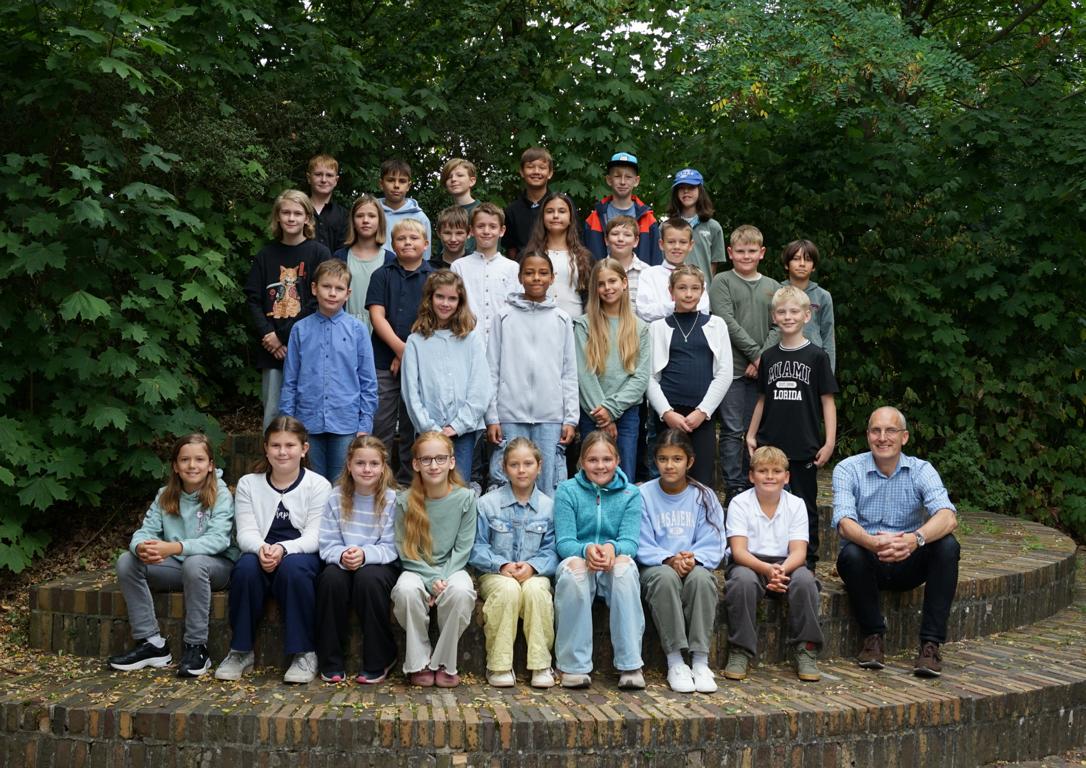 Gruppenbild der 5c am Einschulungstag mit ihrer Klassenlehrkraft