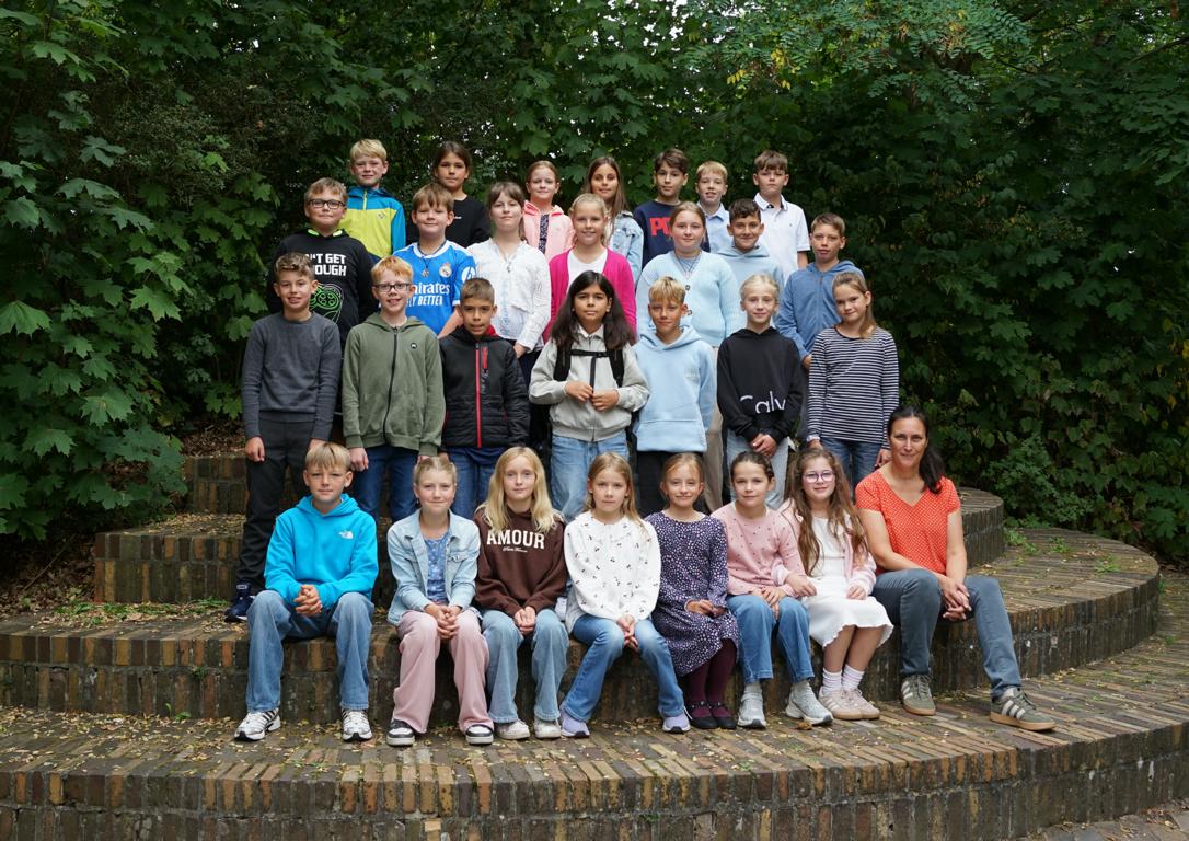 Gruppenbild der 5d am Einschulungstag mit ihrer Klassenlehrkraft