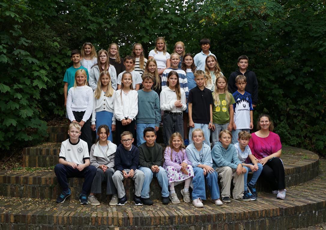 Gruppenbild der 5e am Einschulungstag mit ihrer Klassenlehrkraft