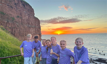 Schülergruppe vor Sonnenuntergang auf Helgoland