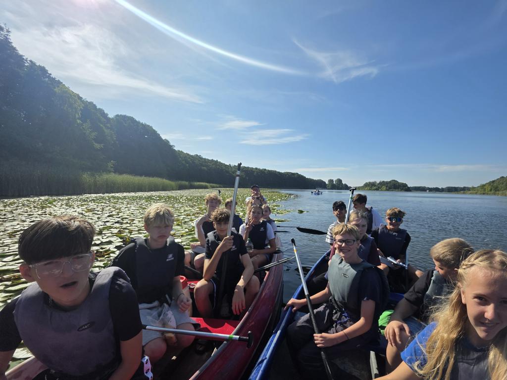 Bild einer Schülergruppe in Kanus auf dem Wasser