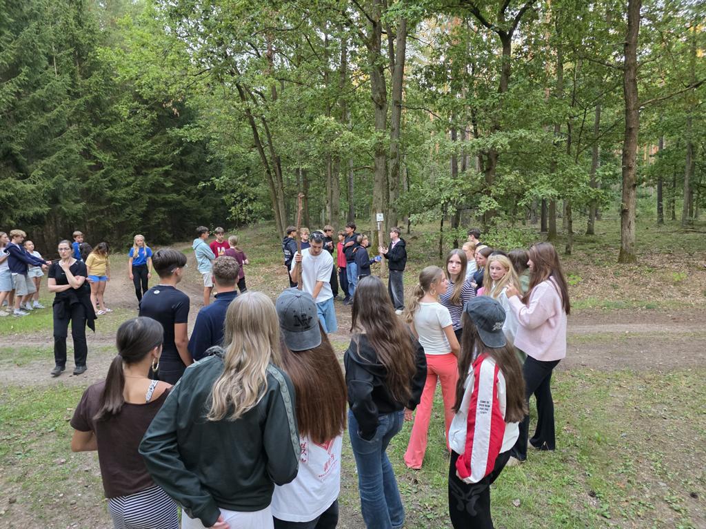 Bild einer Schülergruppe im Wald