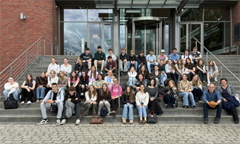 Schülergruppe vor einem Gebäubde