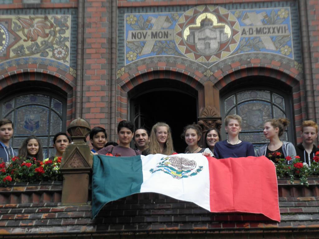 Die mexikanische Fahne erobert den Rathausbalkon