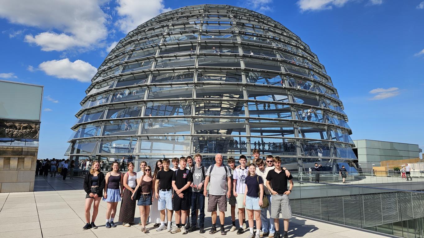 Eine Schülergruppe besichtig die Glaskuppel