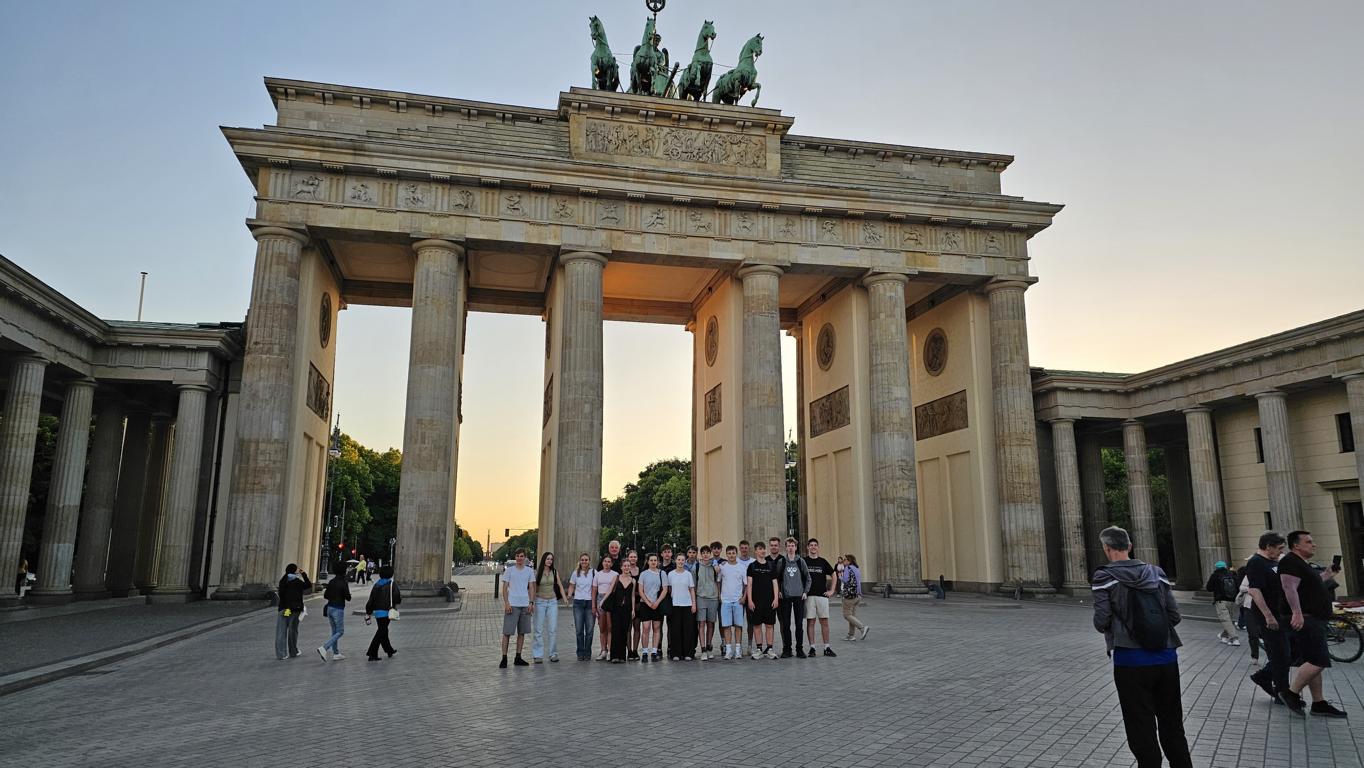 Eine Schülergruppe steht vor dem Brandenburger Tor