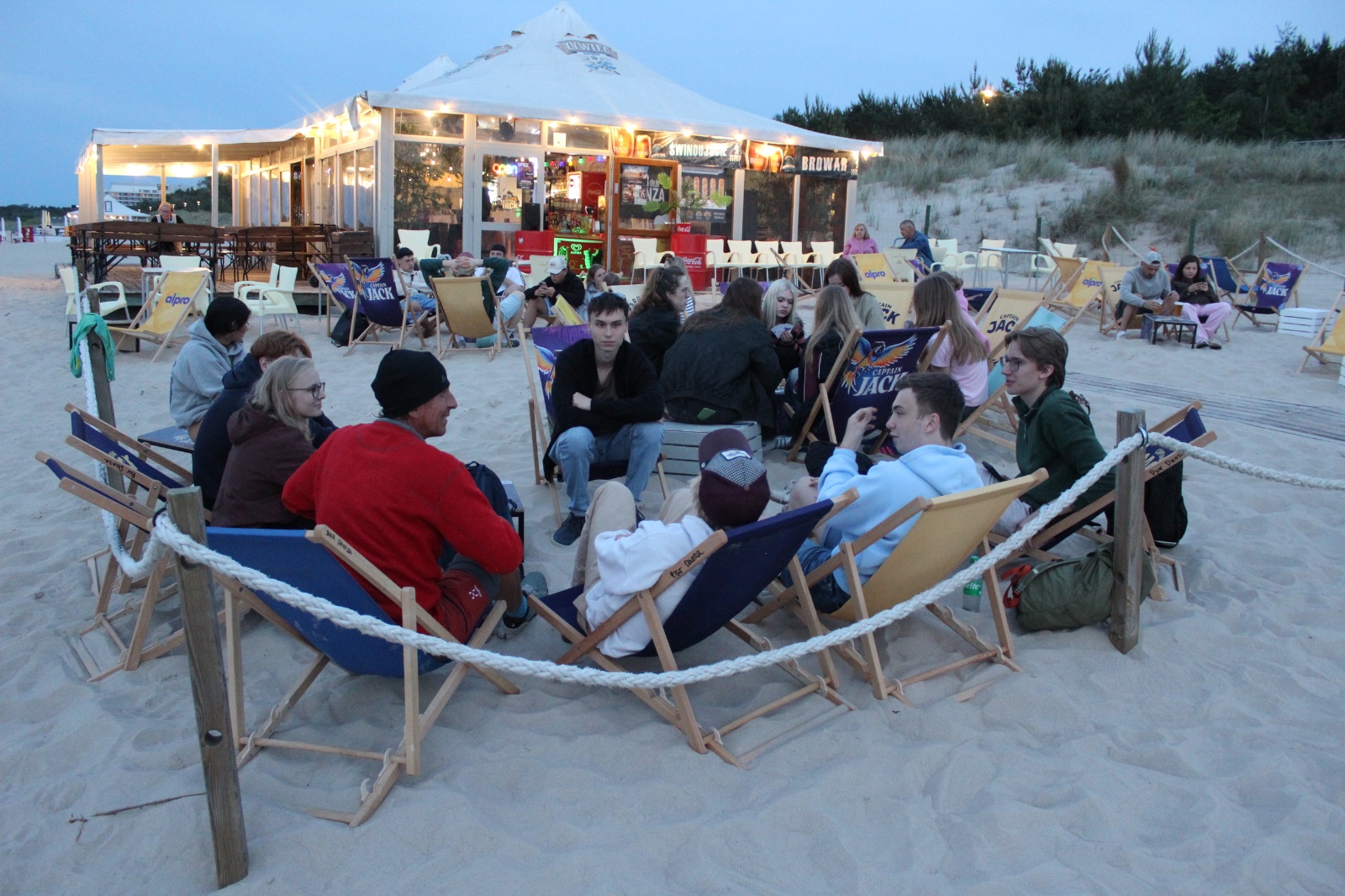 Schülerinnen und Schüler am Strand in Liegestühlen