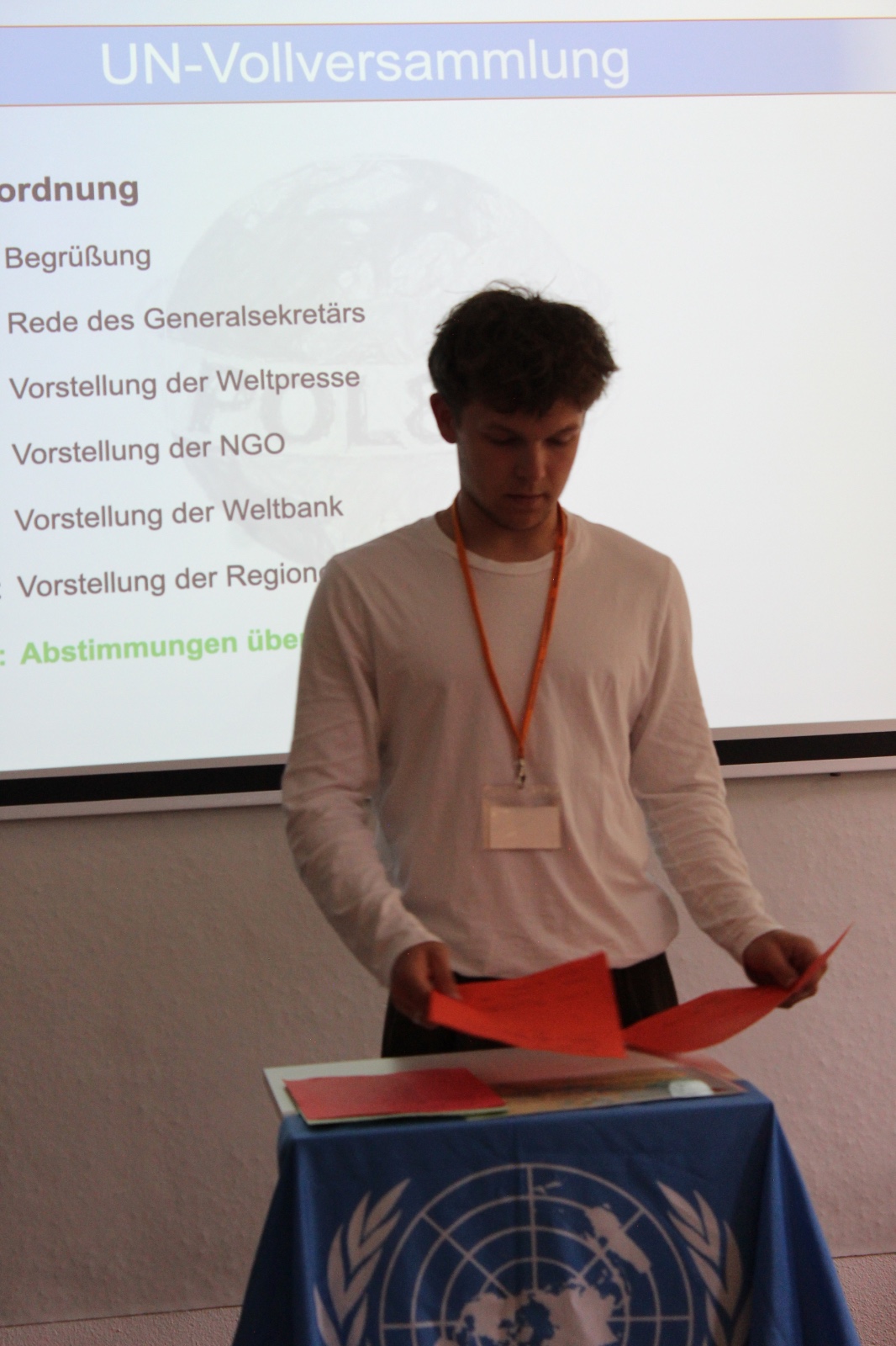 Ein Schüler am Redepult