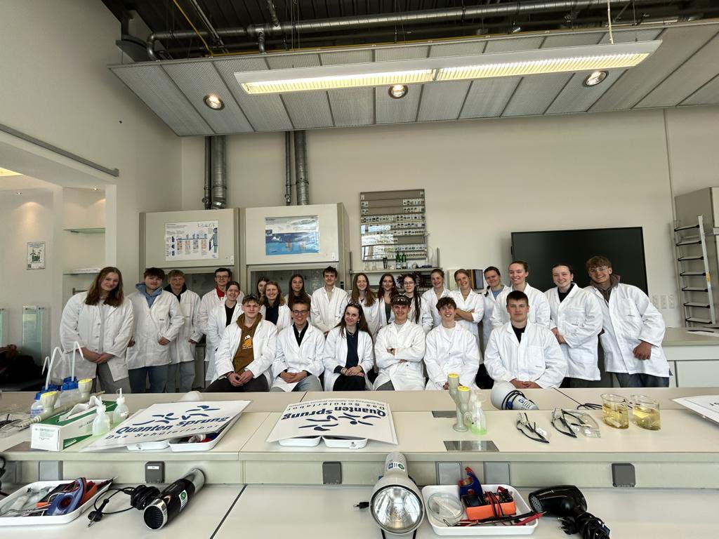 Das Chemieprofil zu Besuch im Forschungslabor.