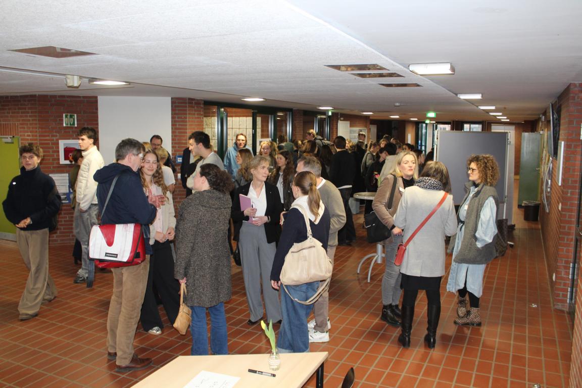 Besucher des Berufsinformationsabends in der Pausenhalle