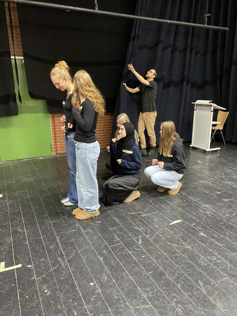 SuS agieren auf der Bühne