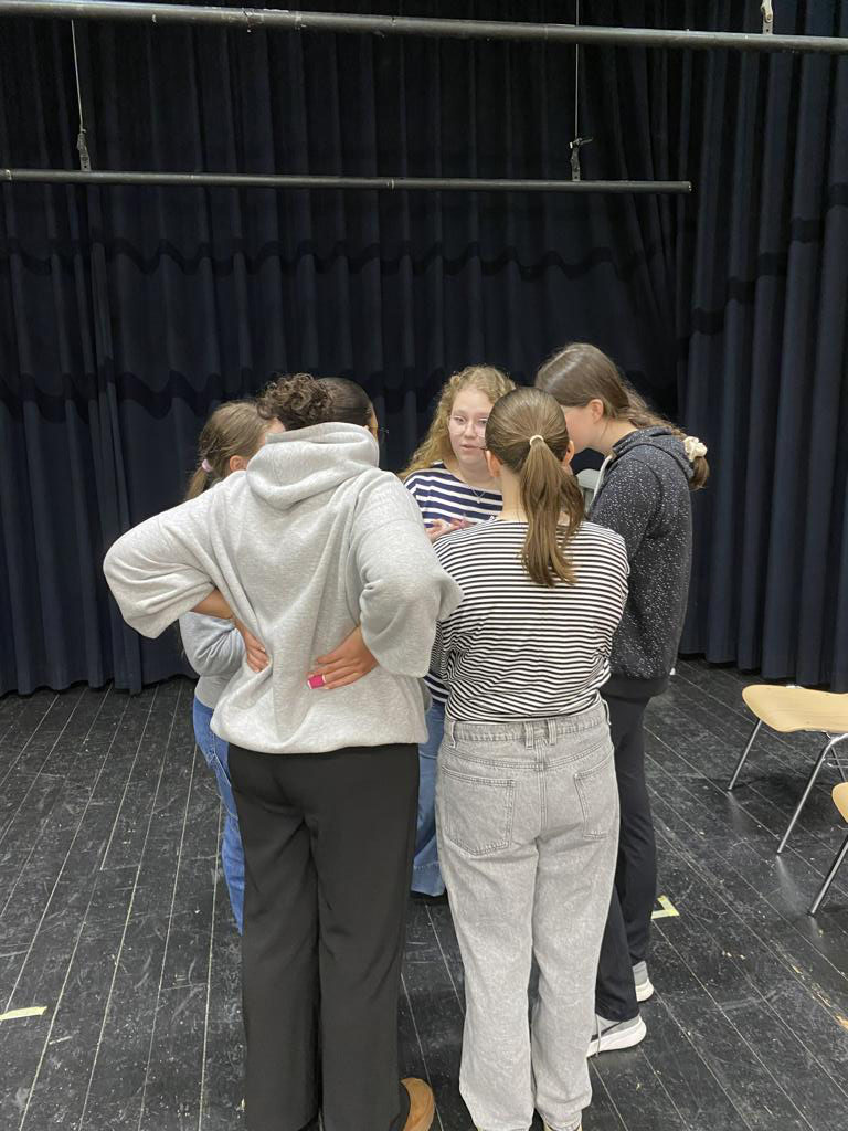 SuS agieren auf der Bühne