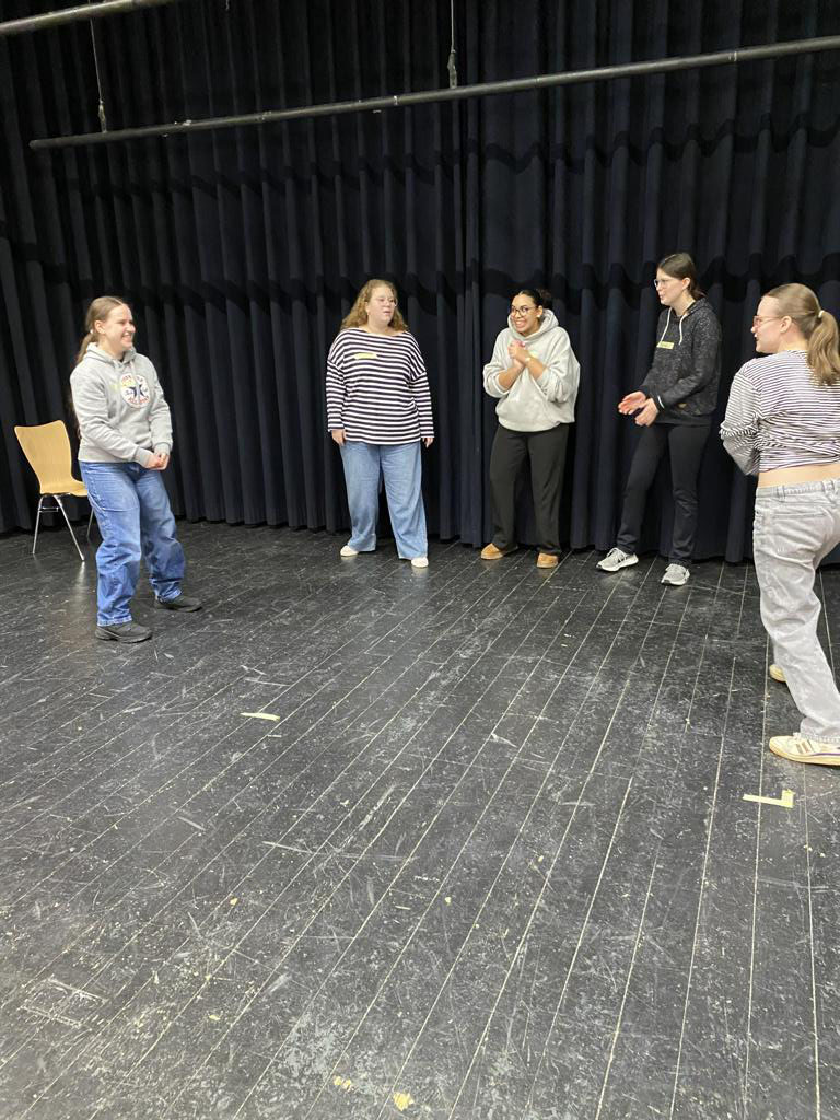 SuS agieren auf der Bühne