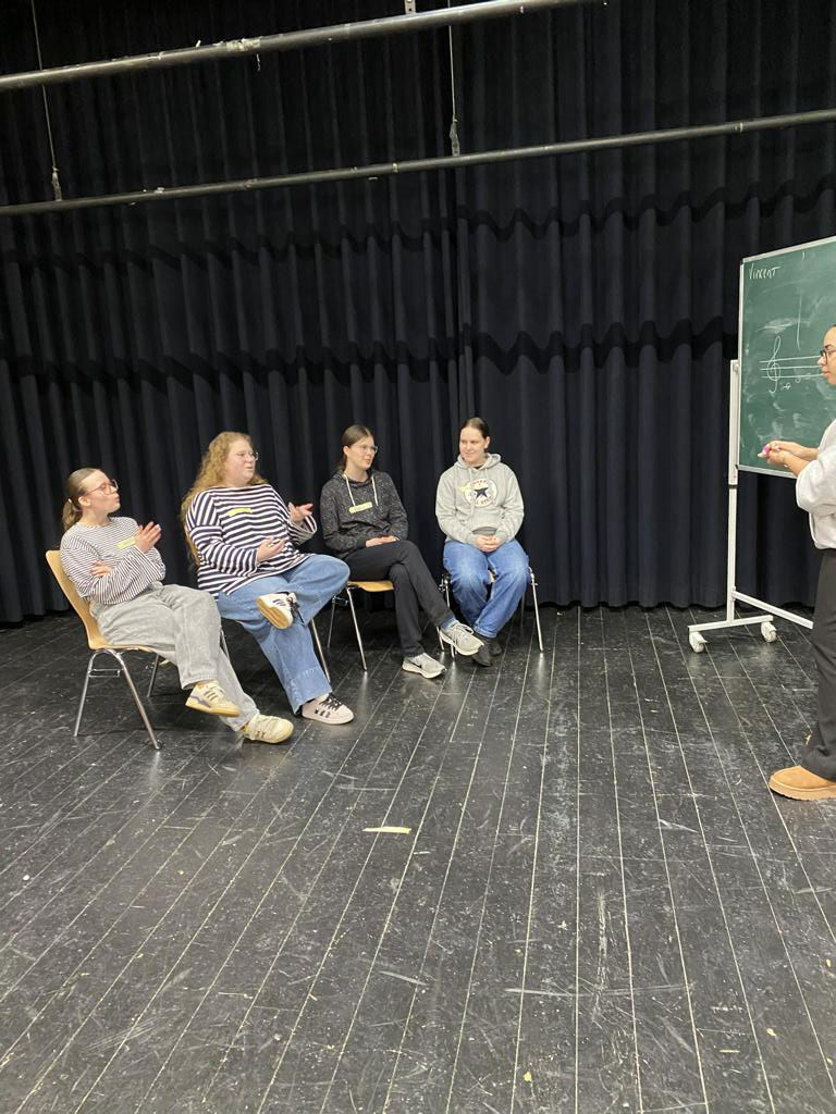 SuS agieren auf der Bühne