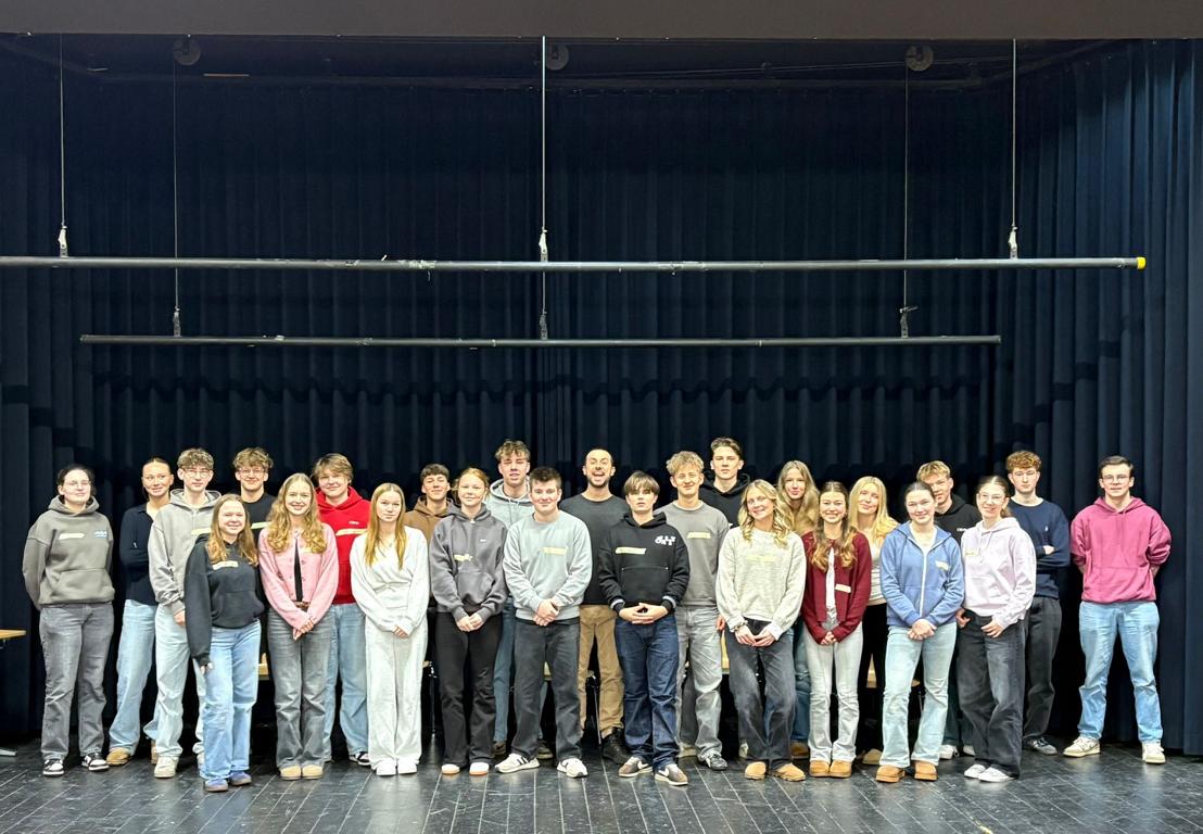 Alle Schülerinnen und Schüler auf der Bühne